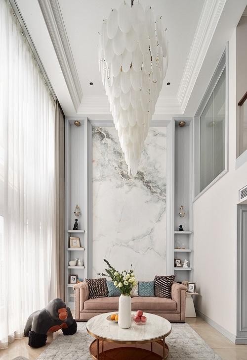 白色系的客厅搭配什么颜色的沙发好看？